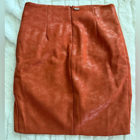GUESS Faux Leather Mini Skirt Burnt Orange Rust Asymmetrical Hem Size S - Picture 5 of 6